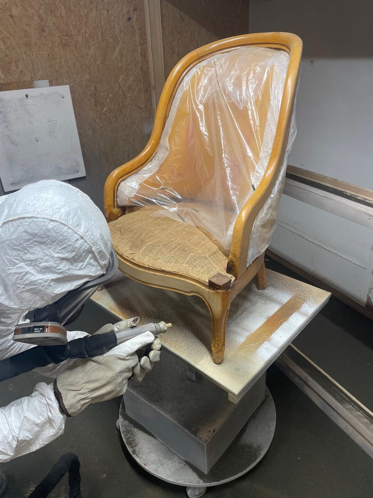 Meuble en cours de sablage