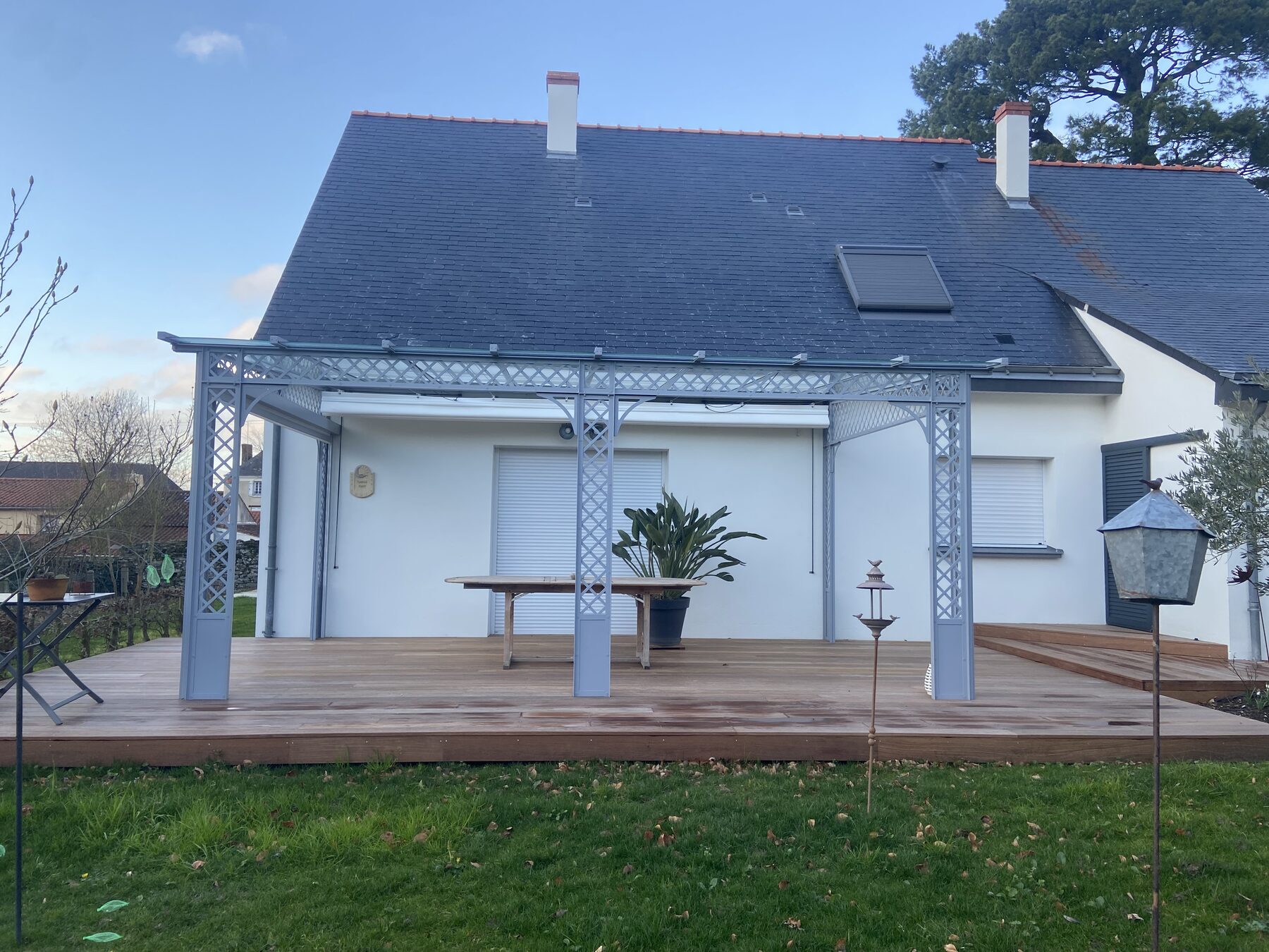 Agencement extérieur en bois — terrasse et pergola